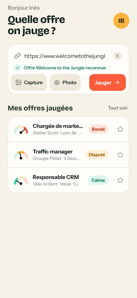 Écran d'accueil de Jauge : le champ « Quelle offre on jauge ? » avec un lien Welcome to the Jungle reconnu, les boutons Capture, Photo et Jauger, puis la liste des offres jaugées avec leur niveau Bondé, Disputé ou Calme.